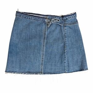 PacSun Denim Tie Wrap Mini Skirt Size 27
Frayed Hem Medium Blue Micro Coquette